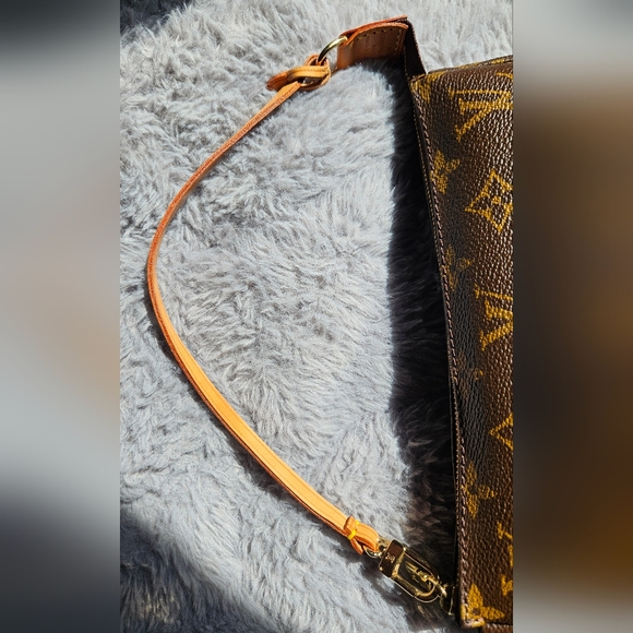Authentic Louis Vuitton Pochette Accessoire Monogram- Excellent Condition - Picture 16 of 16